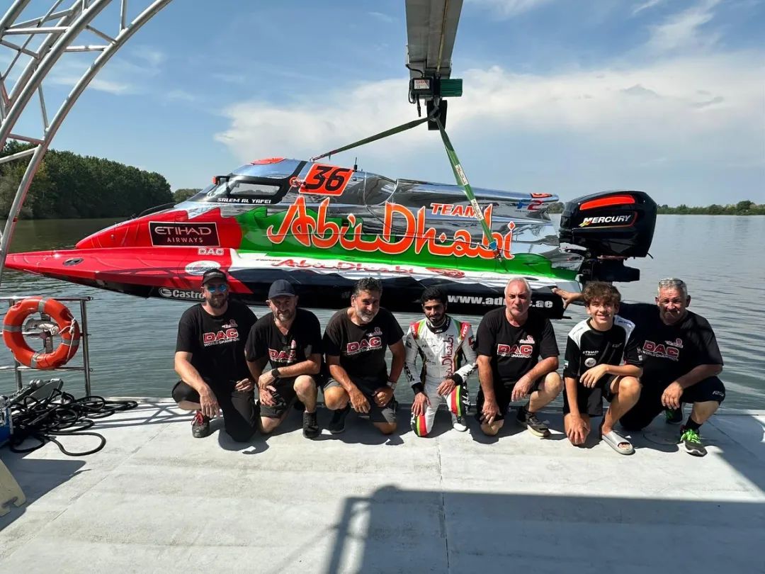 可能是包含下列内容的图片：7 位用户、船、水上摩托车和文字